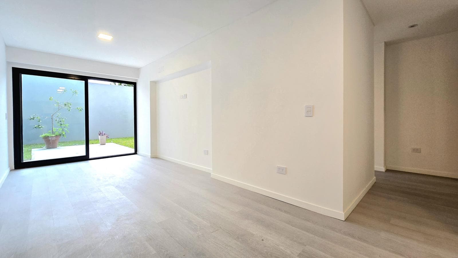 Apartment for Sale in Montecastro: 3-room ground-floor unit with patio