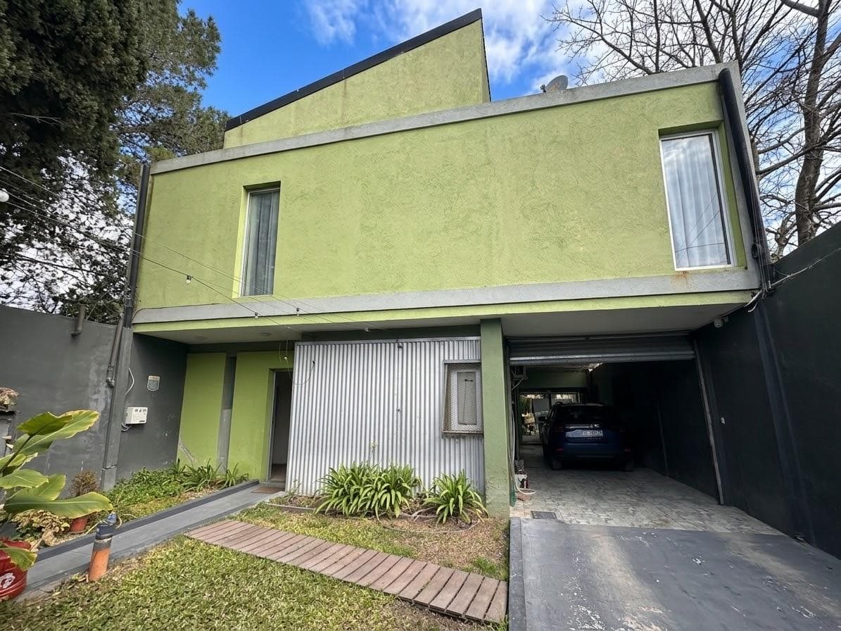 Casa 5 ambientes en Ranelagh con cochera y pileta