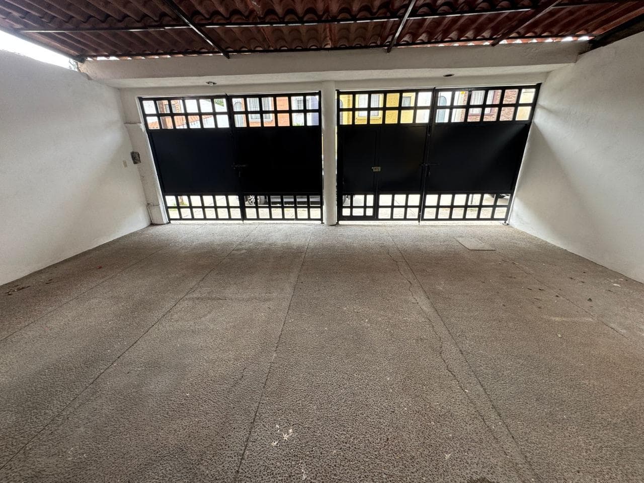 Casa con 3 Recámaras y cochera techada y con portón para 3 autos en Villamagna