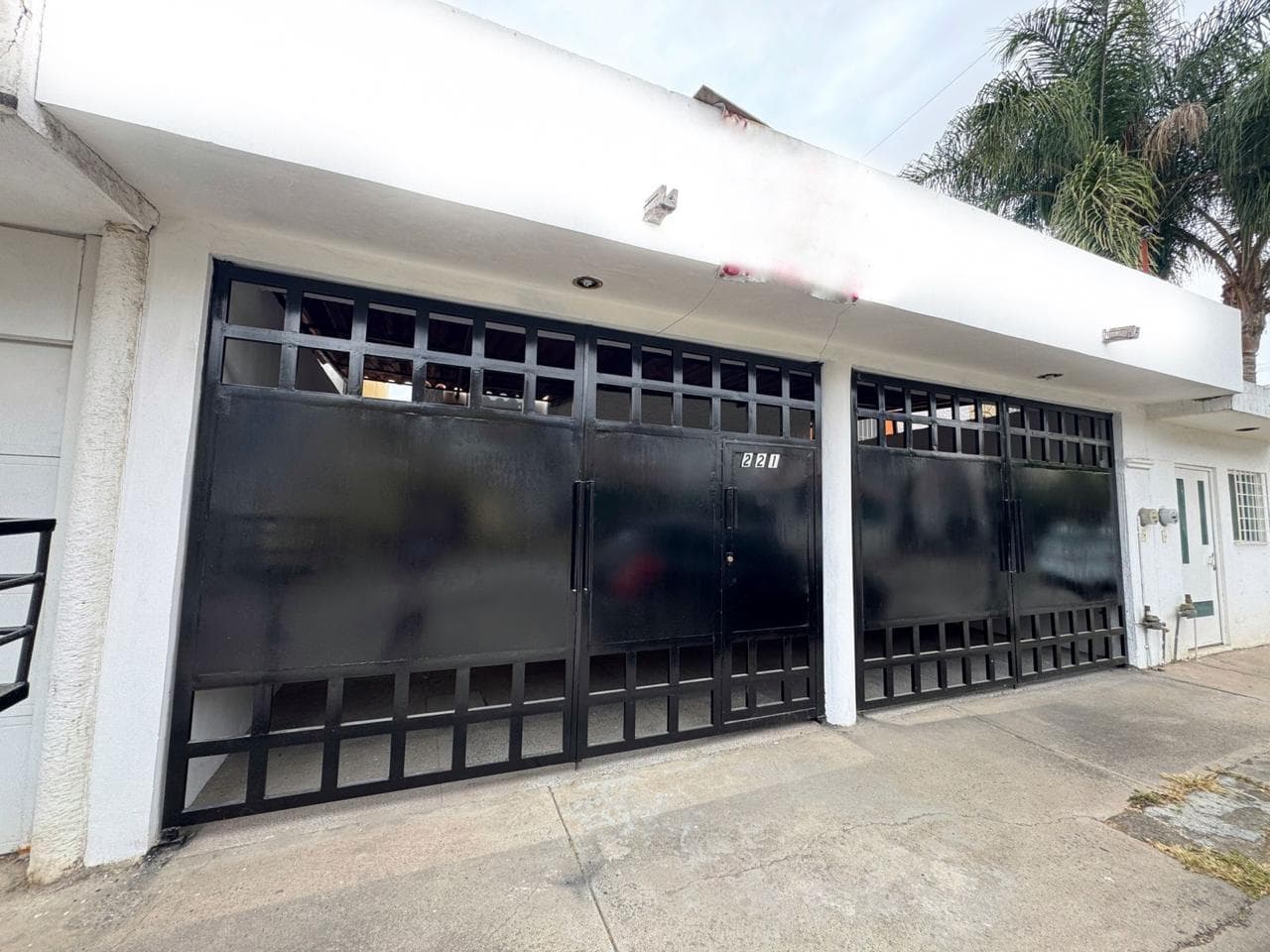 Casa con 3 Recámaras y cochera techada y con portón para 3 autos en Villamagna