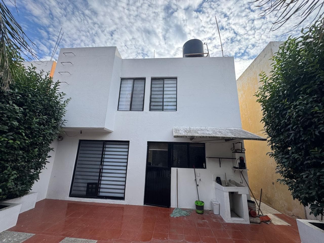 Casa con 3 Recámaras y cochera techada y con portón para 3 autos en Villamagna