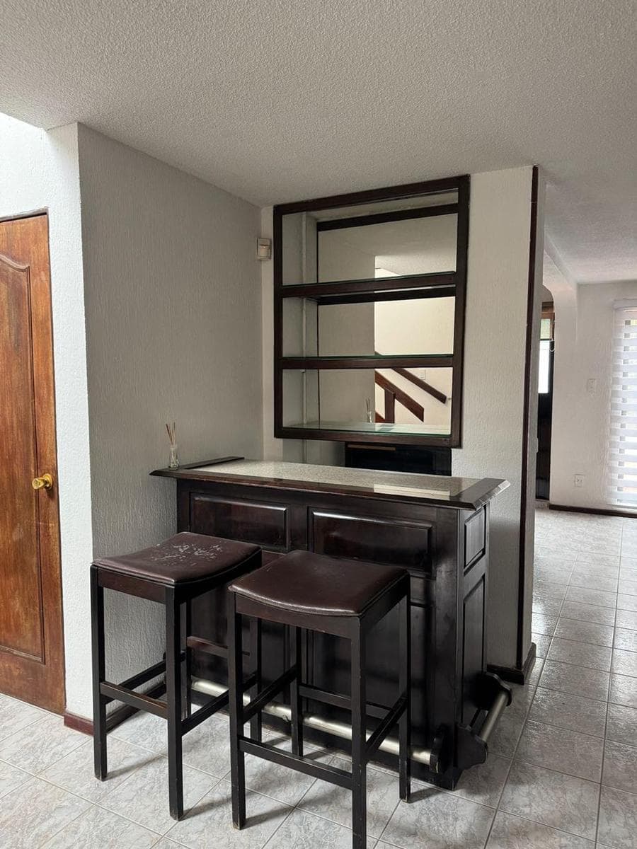 Casa con 3 Recámaras y cochera techada y con portón para 3 autos en Villamagna
