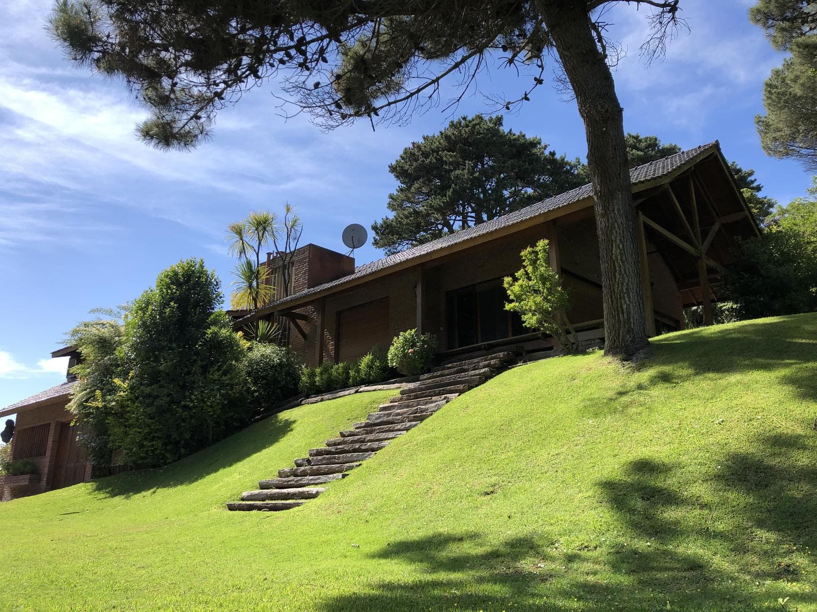 A spacious and impressive property located 250 meters from the ocean and 200 meters from downtown