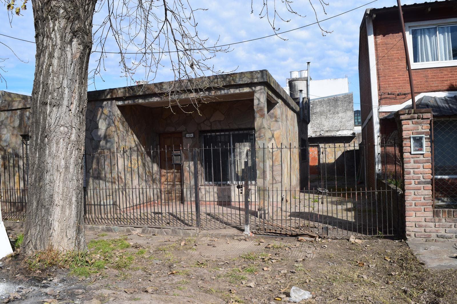 House for sale in Garin: 3 bedrooms, spacious lot, garden, tiled terrace, 1 block from the station—a great opportunity!