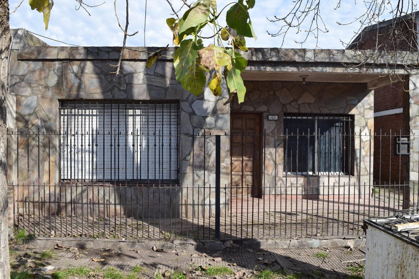 House for sale in Garin: 3 bedrooms, spacious lot, garden, tiled terrace, 1 block from the station—a great opportunity!