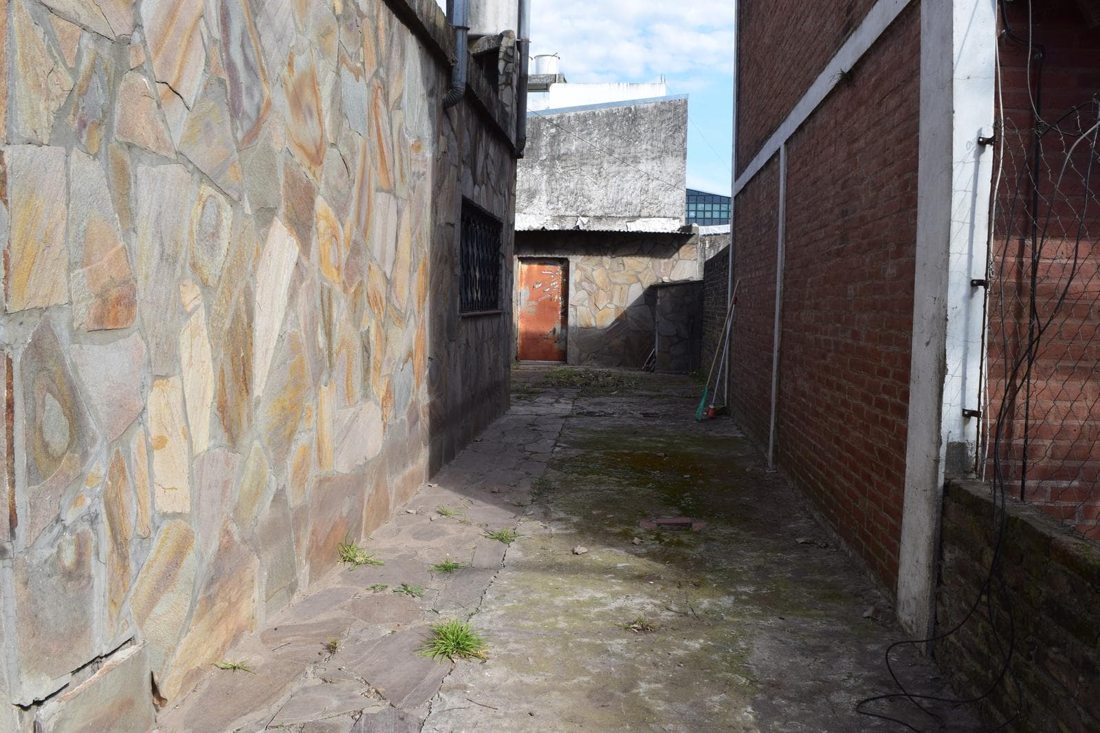 House for sale in Garin: 3 bedrooms, spacious lot, garden, tiled terrace, 1 block from the station—a great opportunity!