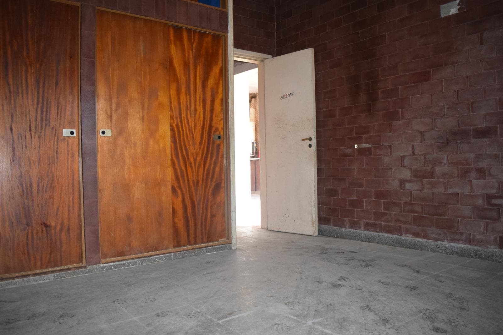 House for sale in Garin: 3 bedrooms, spacious lot, garden, tiled terrace, 1 block from the station—a great opportunity!