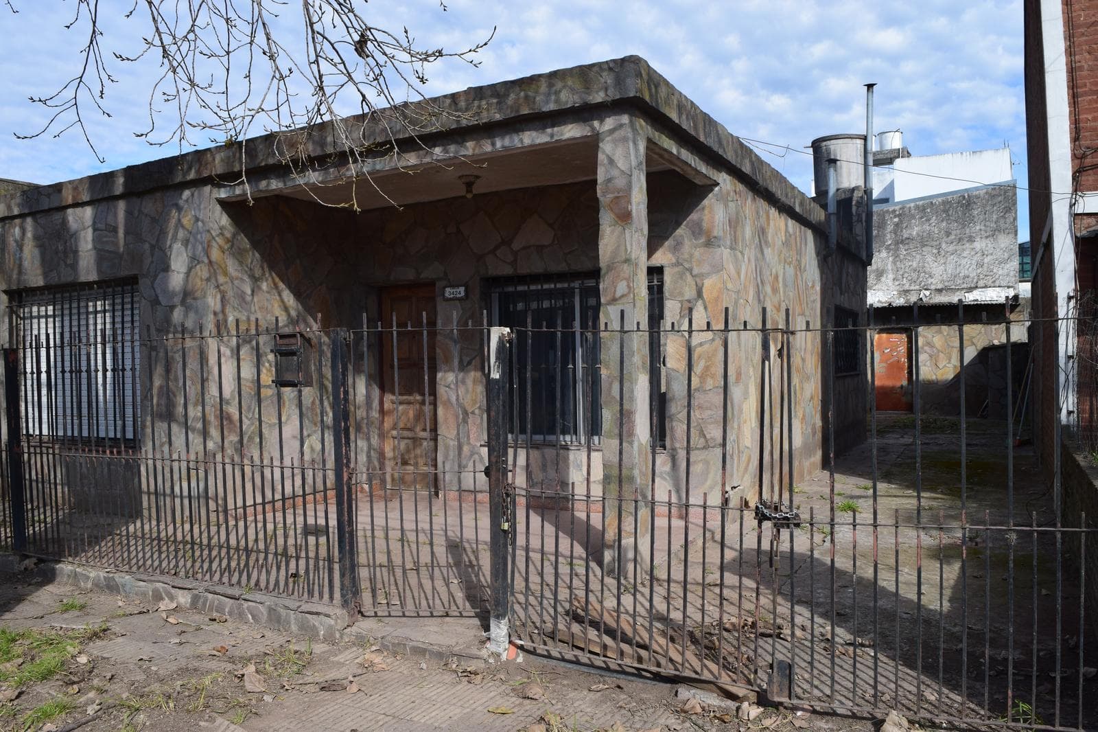 House for sale in Garin: 3 bedrooms, spacious lot, garden, tiled terrace, 1 block from the station—a great opportunity!