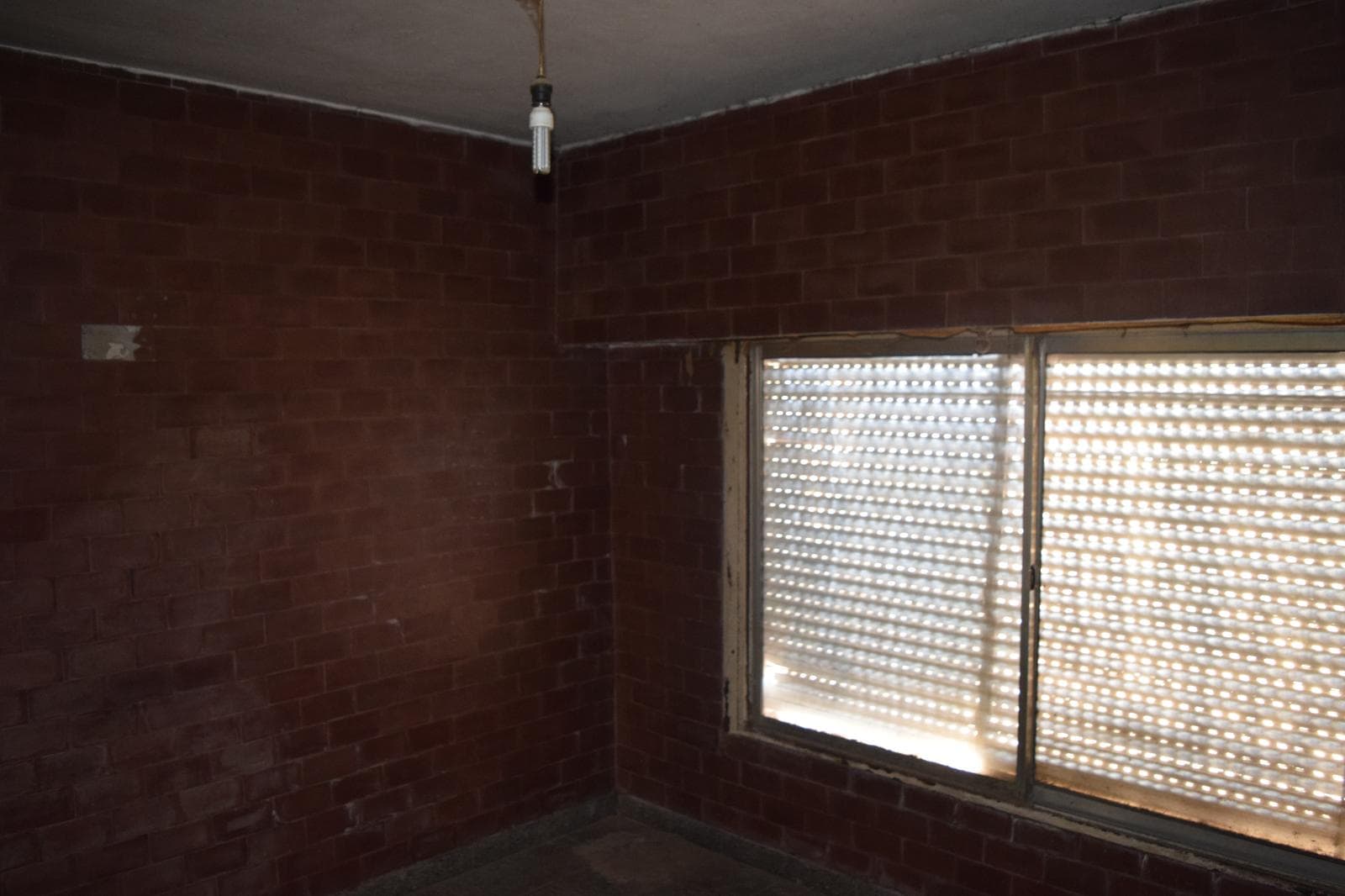 House for sale in Garin: 3 bedrooms, spacious lot, garden, tiled terrace, 1 block from the station—a great opportunity!