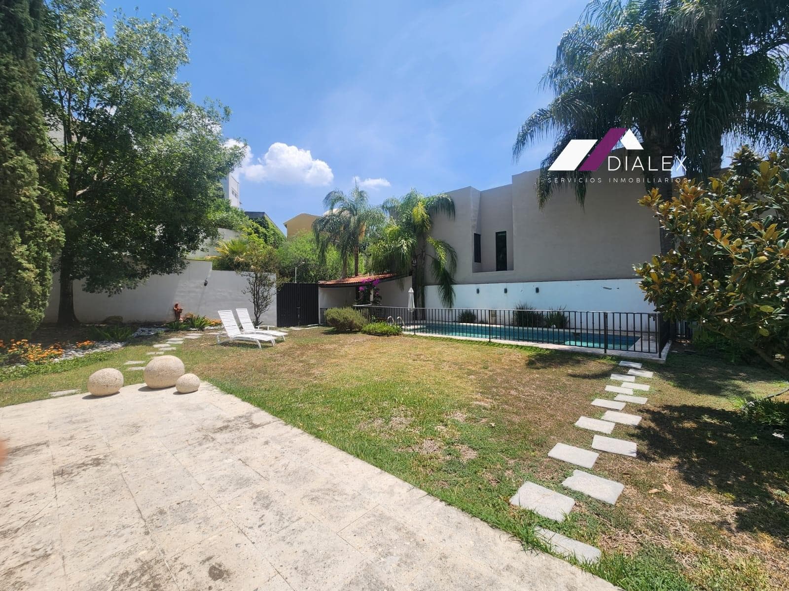 FOR SALE: House in the BOSQUENCINOS Subdivision on National Highway MONTERREY, 611 m² with a SWIMMING POOL | 3 Levels