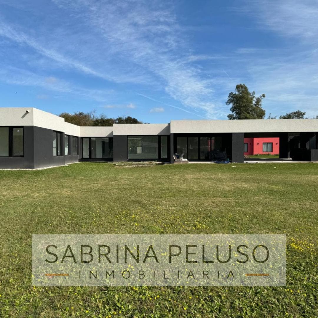 FOR SALE: 4-room house in Club de Campo La Elina, Luján Region