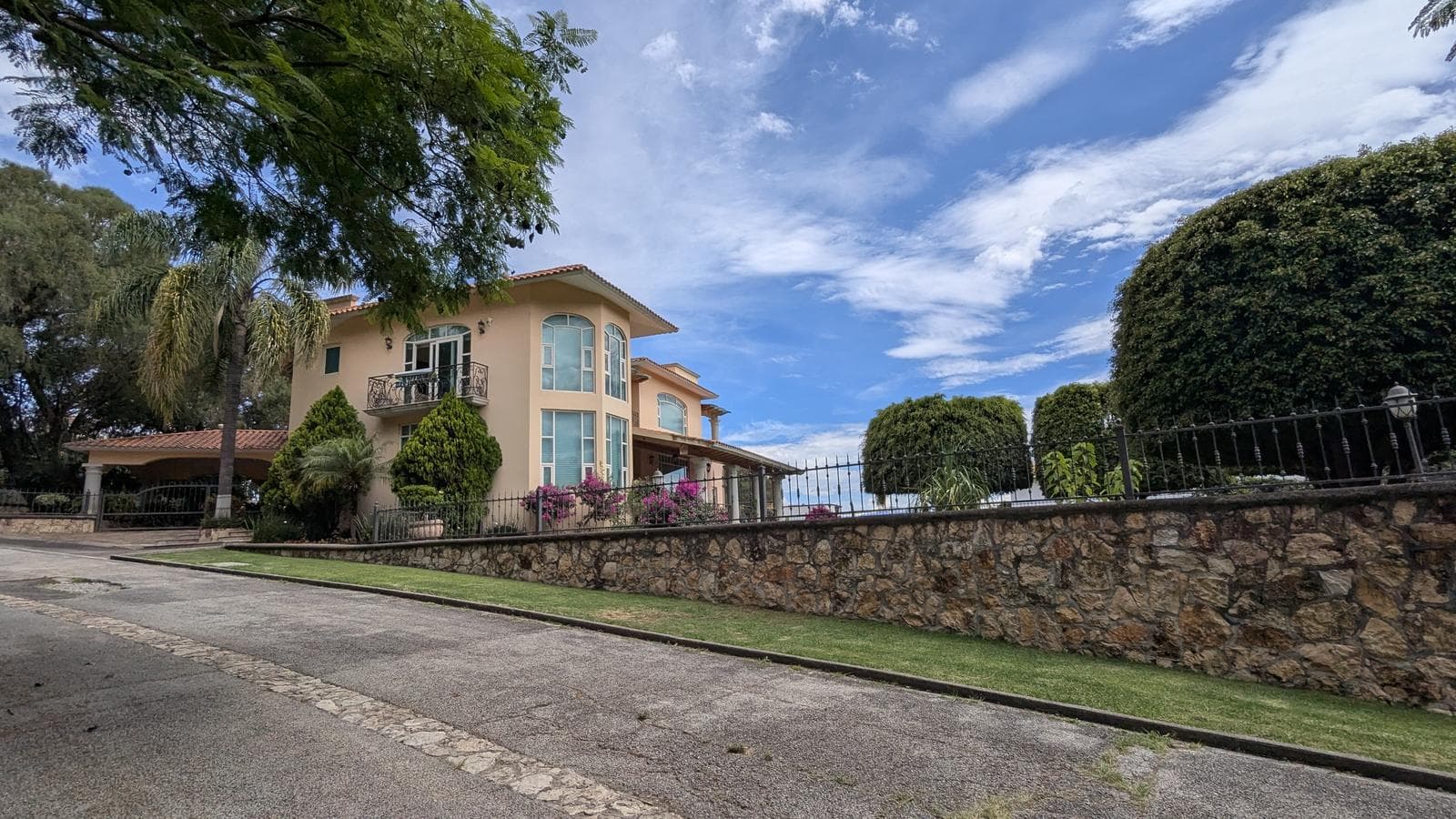 HOUSE FOR SALE IN IXTAPAN DE LA SAL, GRAN RESERVA COUNTRY CLUB GOLF
