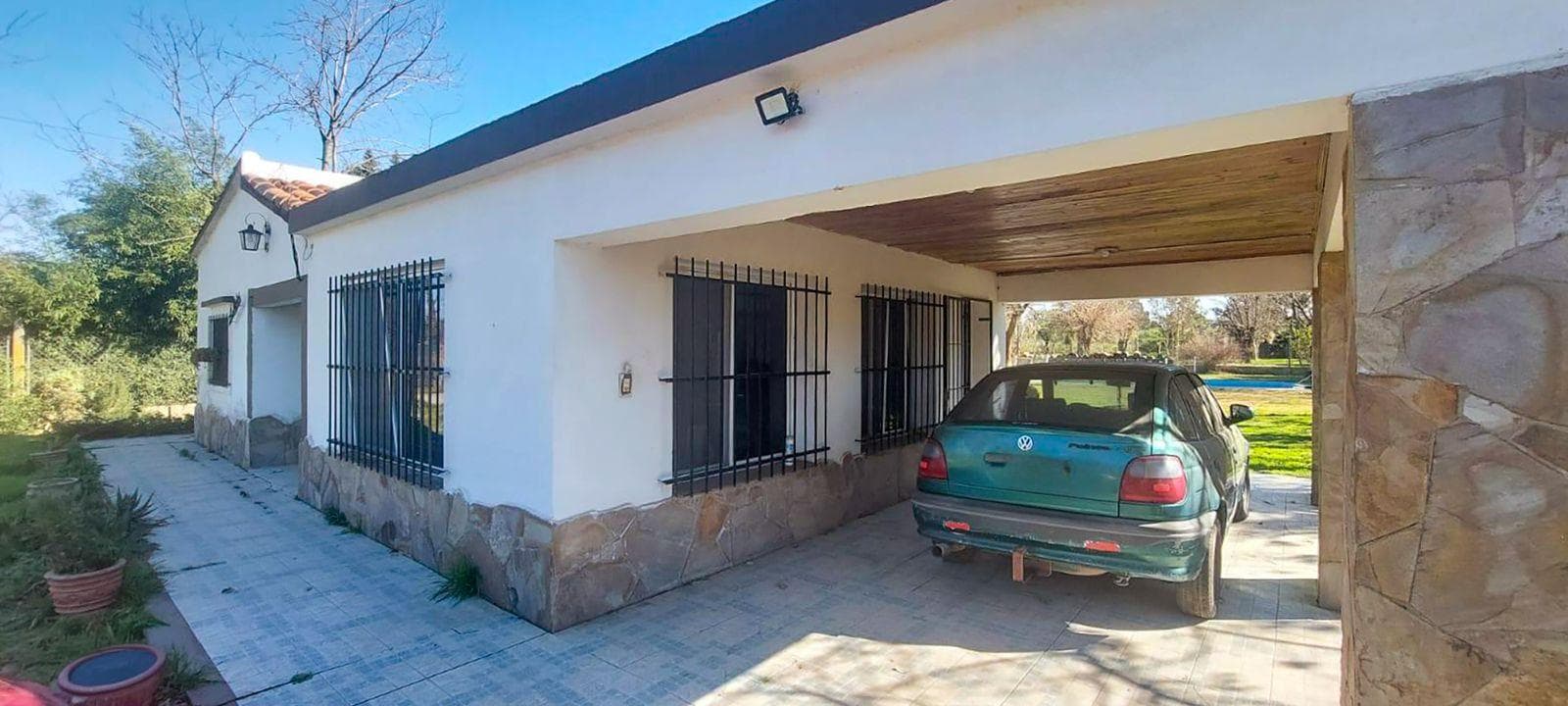 FOR SALE - 2-bedroom house with a patio, barbecue area, and pool - Oliveros.