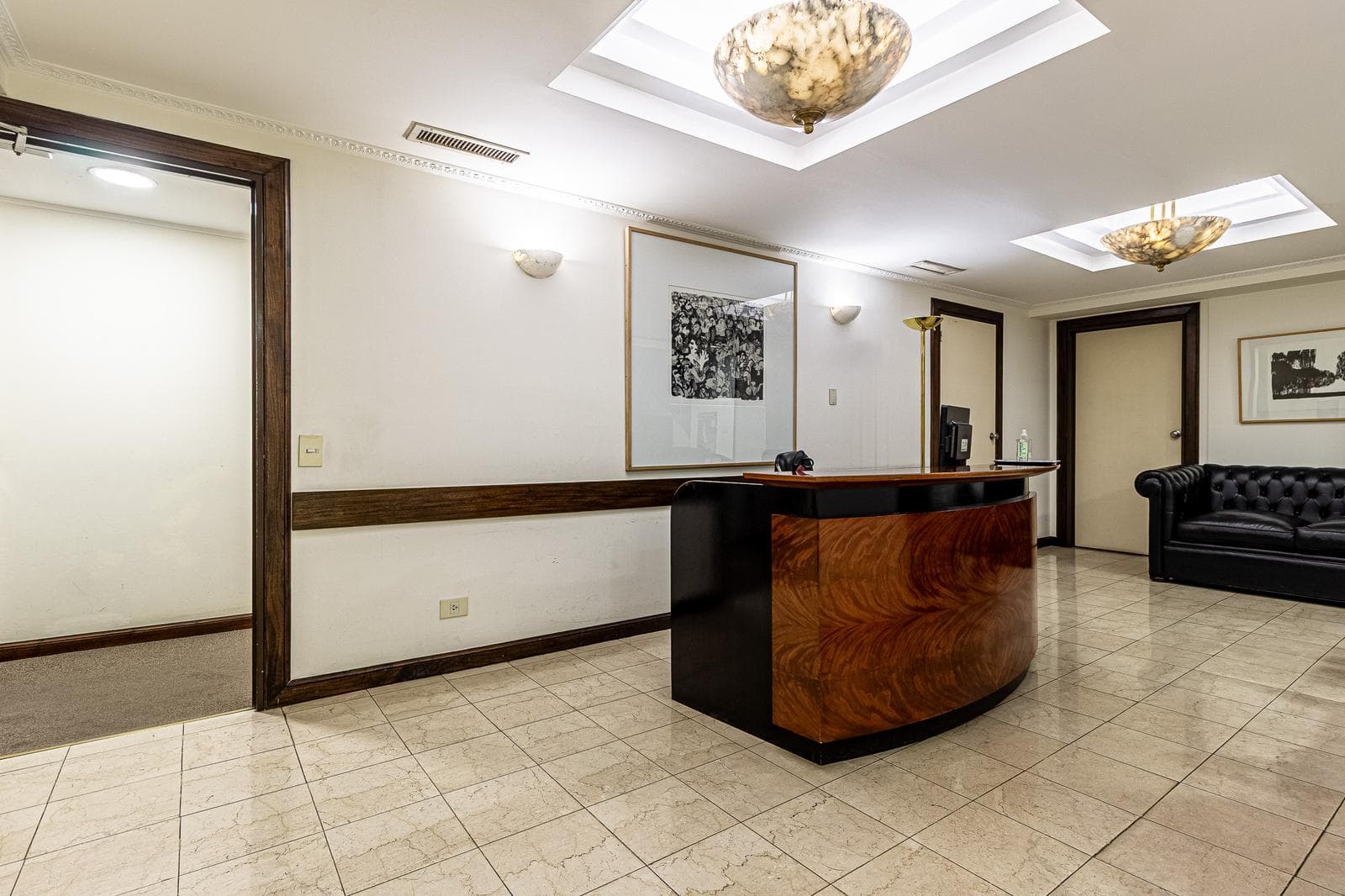 Spacious 400 m2 high-end office space! Excellent condition—Financing or trade-in options available
