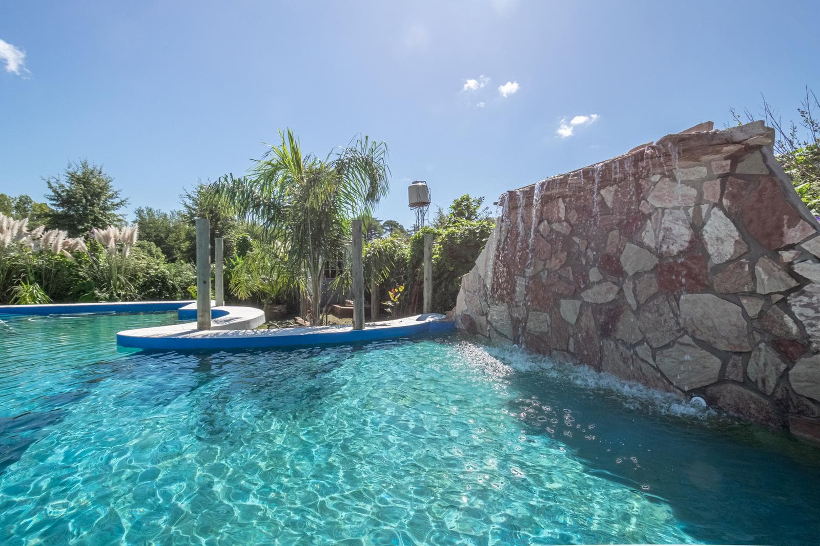 House for Sale in El Cazador: Loft-Style Home with a Large Park and Pool, in the Los Pájaros Neighborhood.