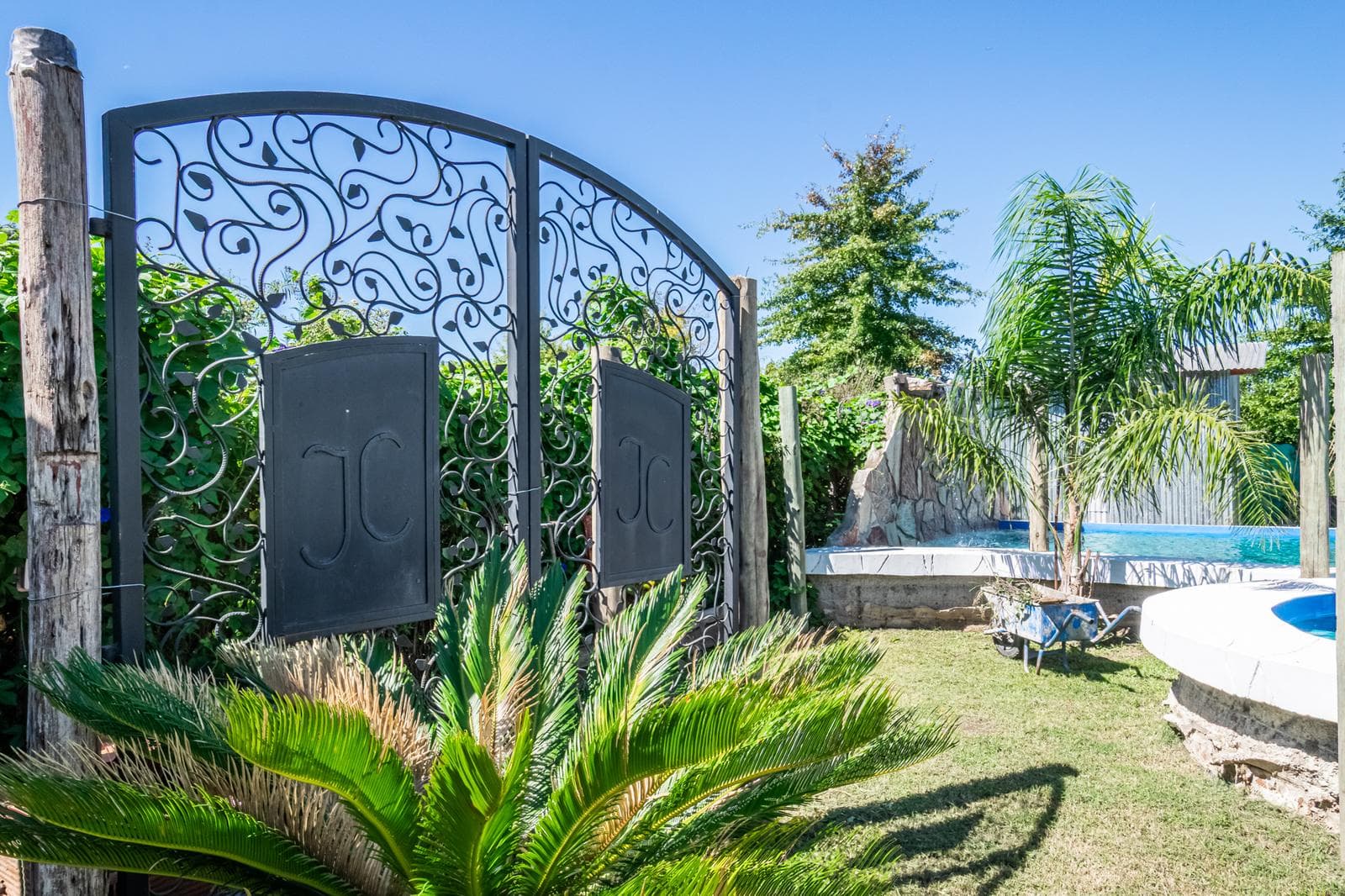 House for Sale in El Cazador: Loft-Style Home with a Large Park and Pool, in the Los Pájaros Neighborhood.