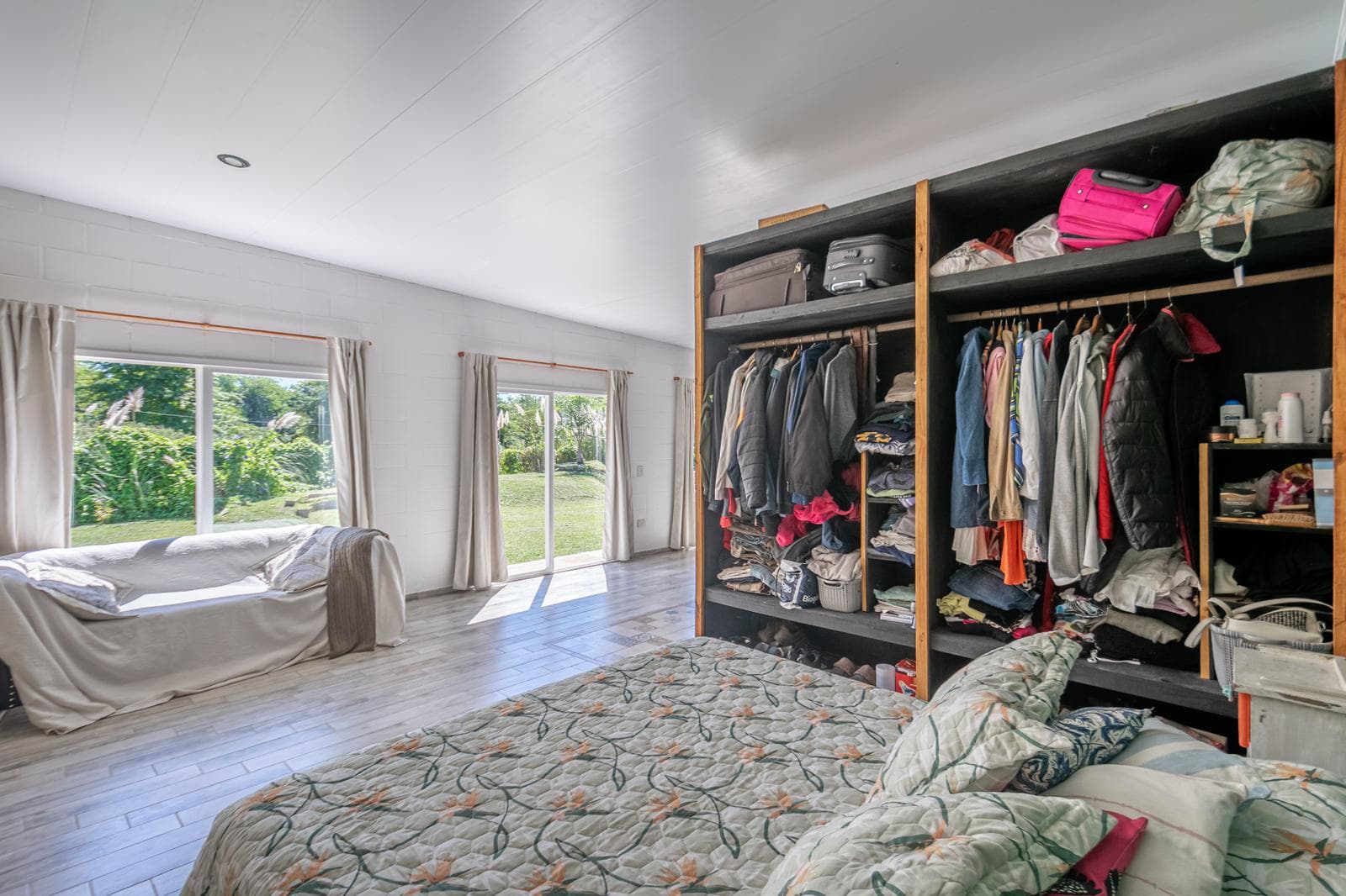 House for Sale in El Cazador: Loft-Style Home with a Large Park and Pool, in the Los Pájaros Neighborhood.