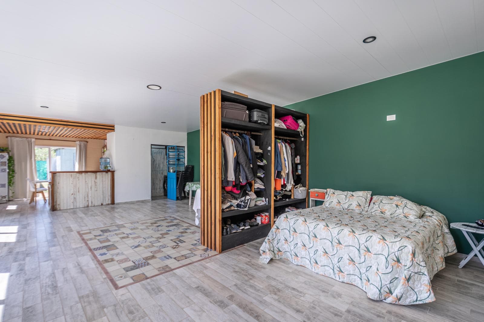 House for Sale in El Cazador: Loft-Style Home with a Large Park and Pool, in the Los Pájaros Neighborhood.