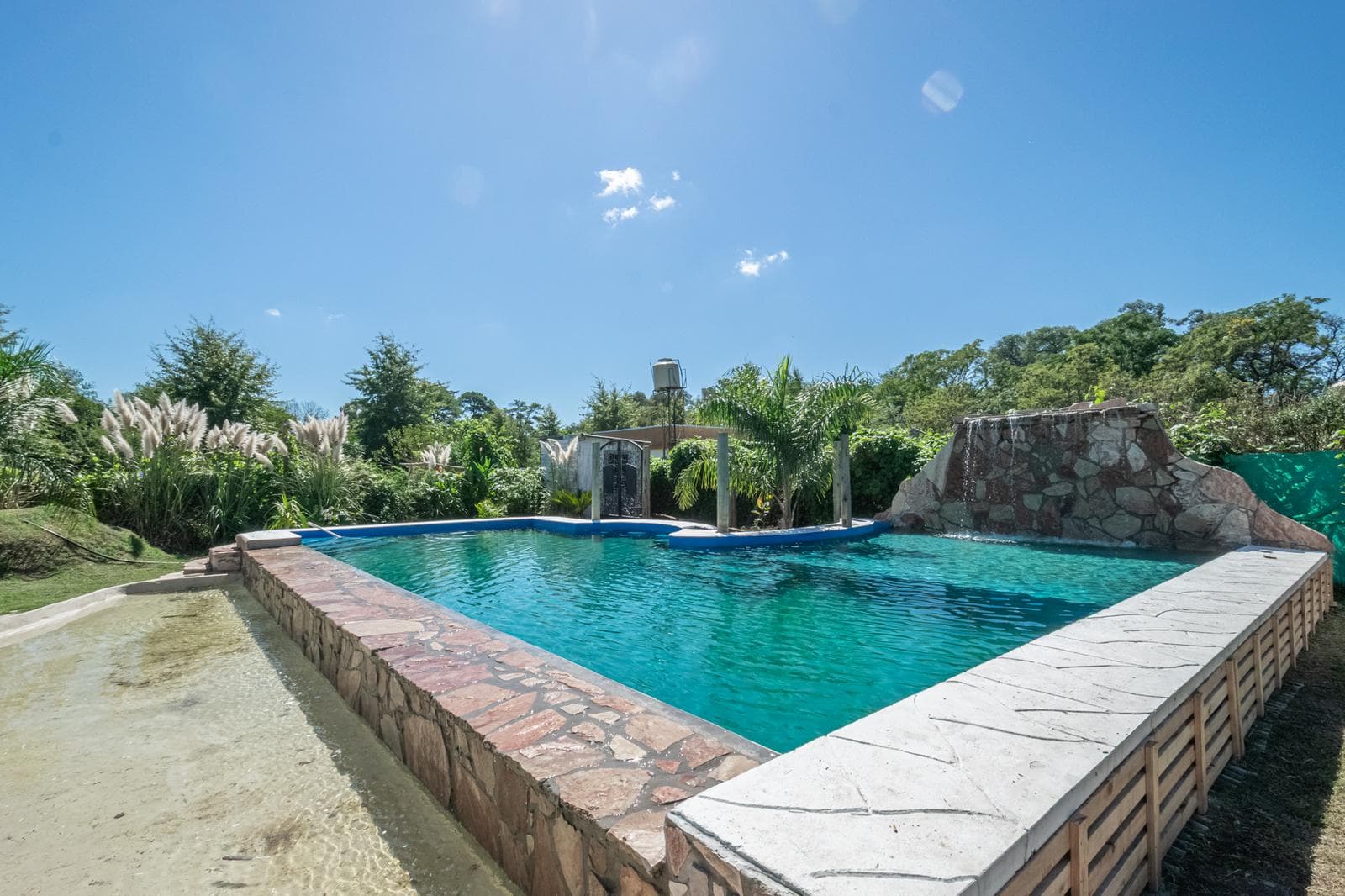 House for Sale in El Cazador: Loft-Style Home with a Large Park and Pool, in the Los Pájaros Neighborhood.