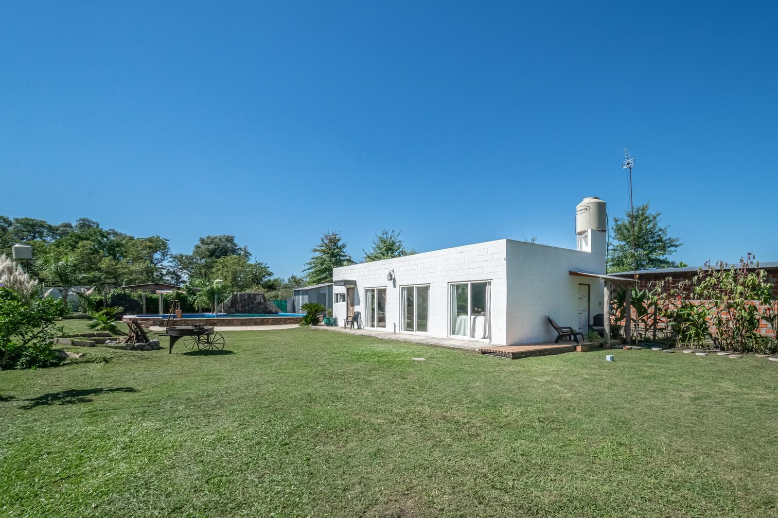 House for Sale in El Cazador: Loft-Style Home with a Large Park and Pool, in the Los Pájaros Neighborhood.