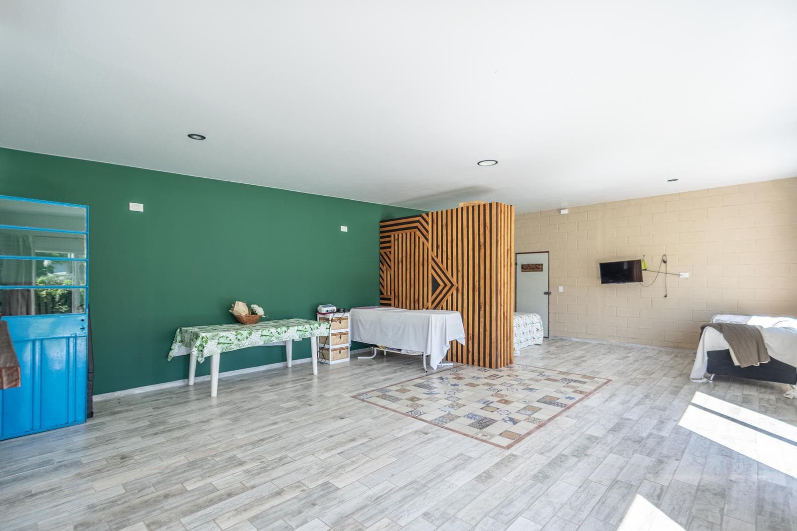 House for Sale in El Cazador: Loft-Style Home with a Large Park and Pool, in the Los Pájaros Neighborhood.