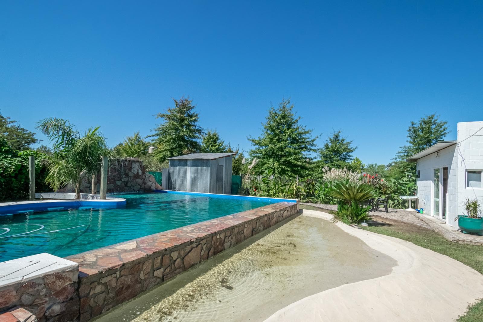 House for Sale in El Cazador: Loft-Style Home with a Large Park and Pool, in the Los Pájaros Neighborhood.