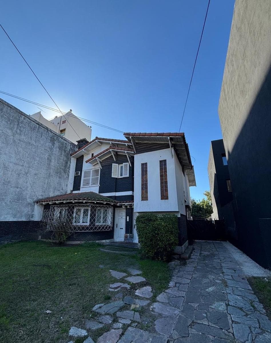 House for Sale in Banfield: Two Independent Units, Ideal for Development