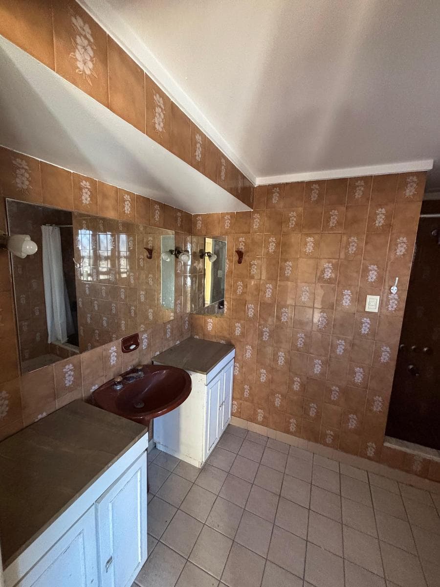 House for Sale in Banfield: Two Independent Units, Ideal for Development
