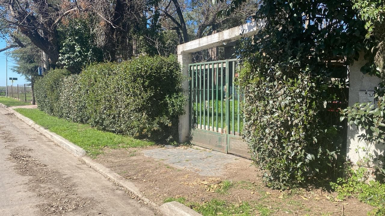 House on Two Lots Facing the Paraná River - San Lorenzo