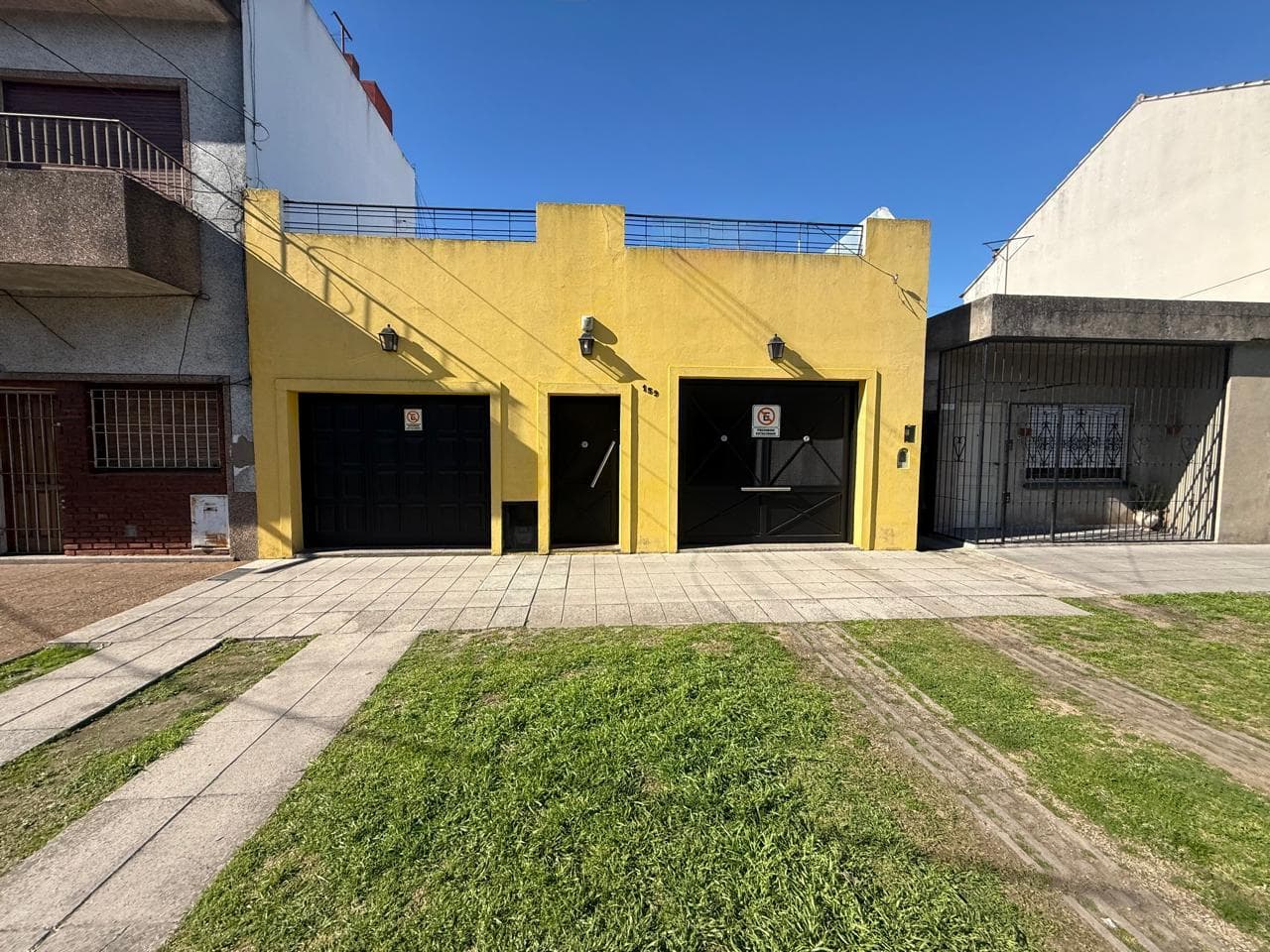 4-ROOM HOUSE FOR SALE, WITH A COURTYARD, OUTDOOR KITCHEN, GRILL, GARAGE, AND TERRACE, IN BERNAL OESTE, QUILMES.