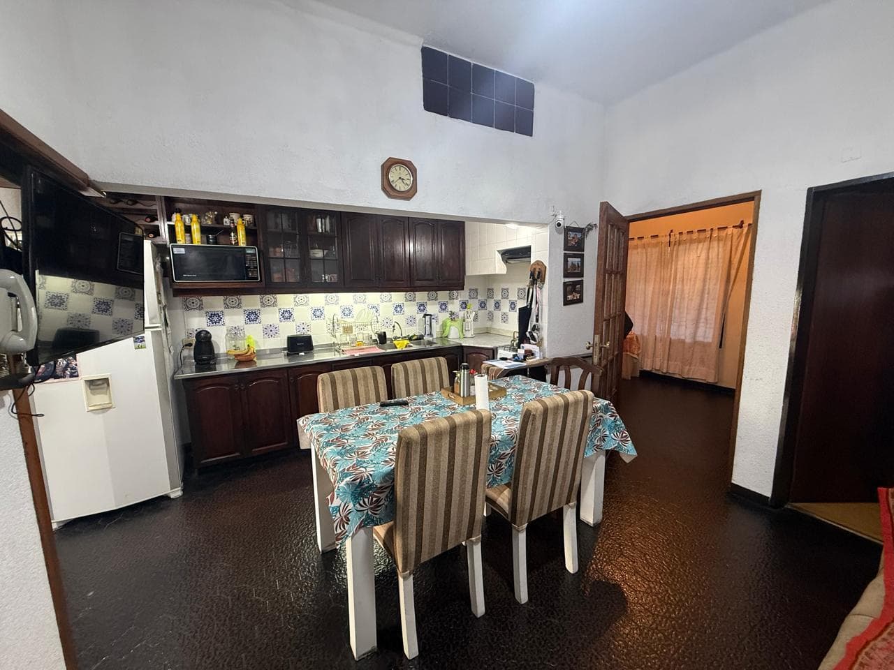 4-ROOM HOUSE FOR SALE, WITH A COURTYARD, OUTDOOR KITCHEN, GRILL, GARAGE, AND TERRACE, IN BERNAL OESTE, QUILMES.