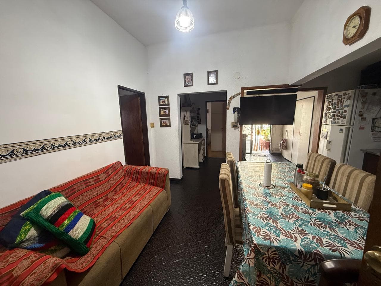 4-ROOM HOUSE FOR SALE, WITH A COURTYARD, OUTDOOR KITCHEN, GRILL, GARAGE, AND TERRACE, IN BERNAL OESTE, QUILMES.