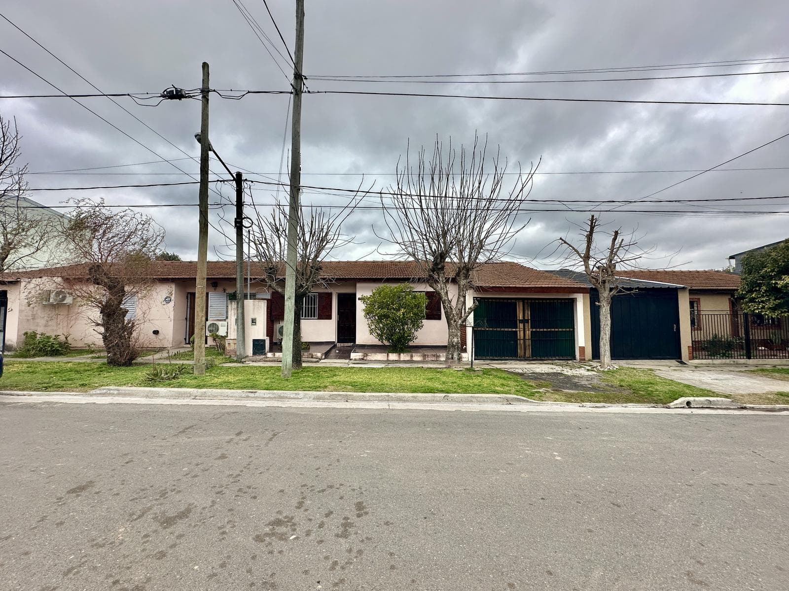 House for Sale. 2 bedrooms. Porch. Garage. Backyard with grill. Range hood