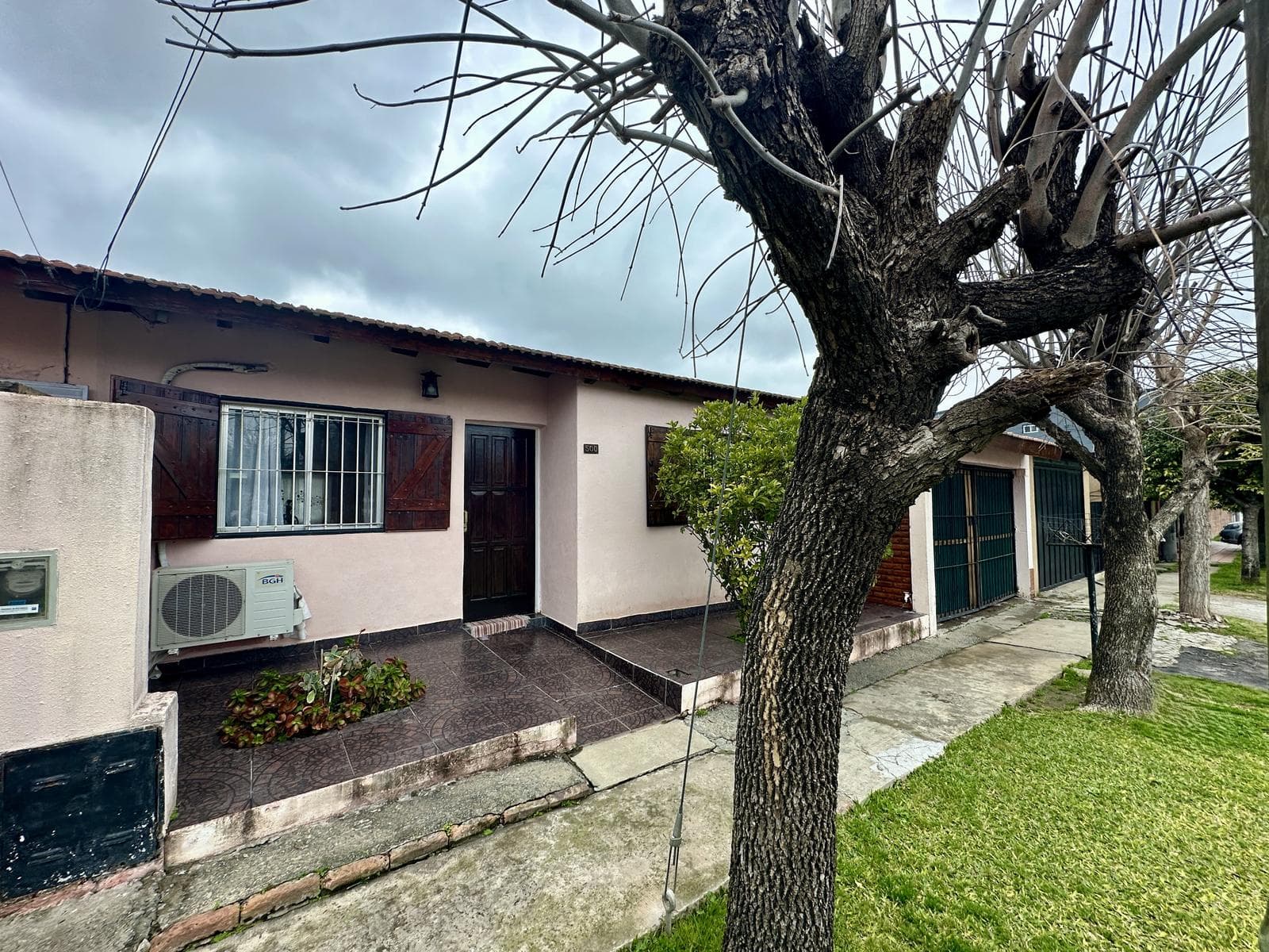 House for Sale. 2 bedrooms. Porch. Garage. Backyard with grill. Range hood