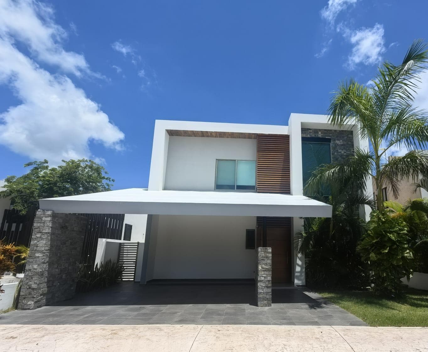 House for Sale, 3 bedrooms with en suite bathrooms, pool, garden, in Lagos del Sol, Cancún, Quintana Roo.