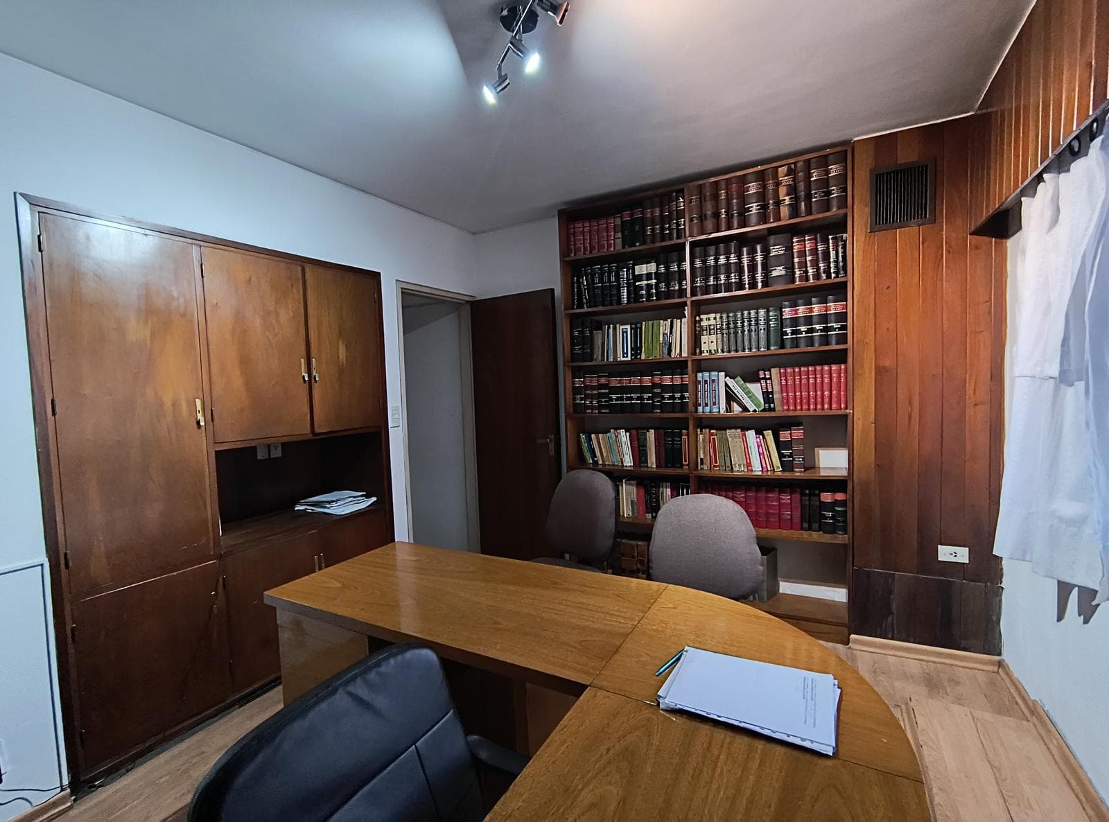 House in the Bombal neighborhood - Suitable for a studio or office - QUALIFIES FOR A LOAN