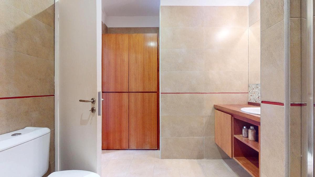 House for sale in Gonnet: 485 between 20th and 21st. Lot size: 30 x 60. 370 m² of floor space. Excellent condition. Pool
