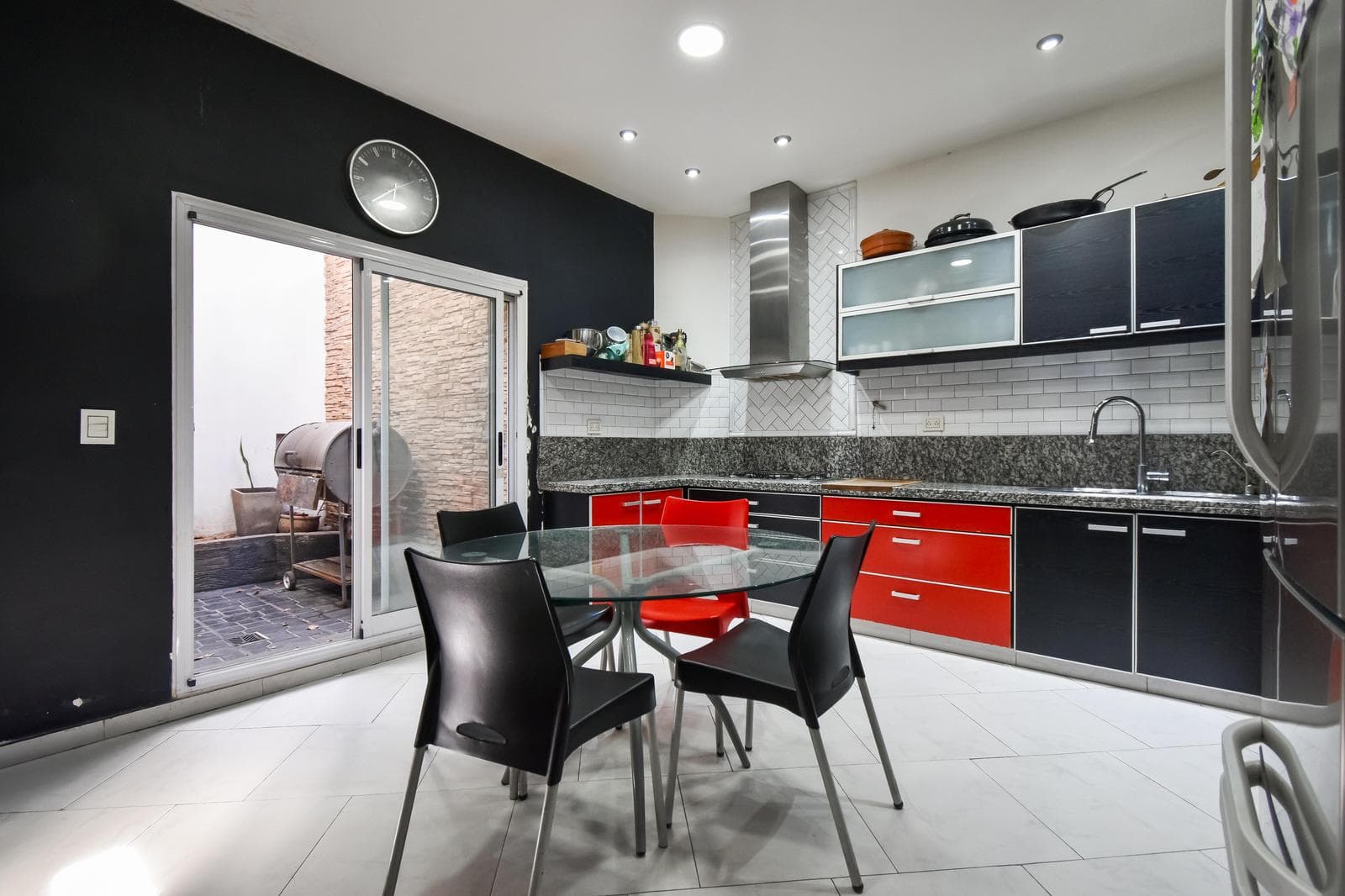 5-Room Townhouse for Sale with Garage and Play Area in Devoto