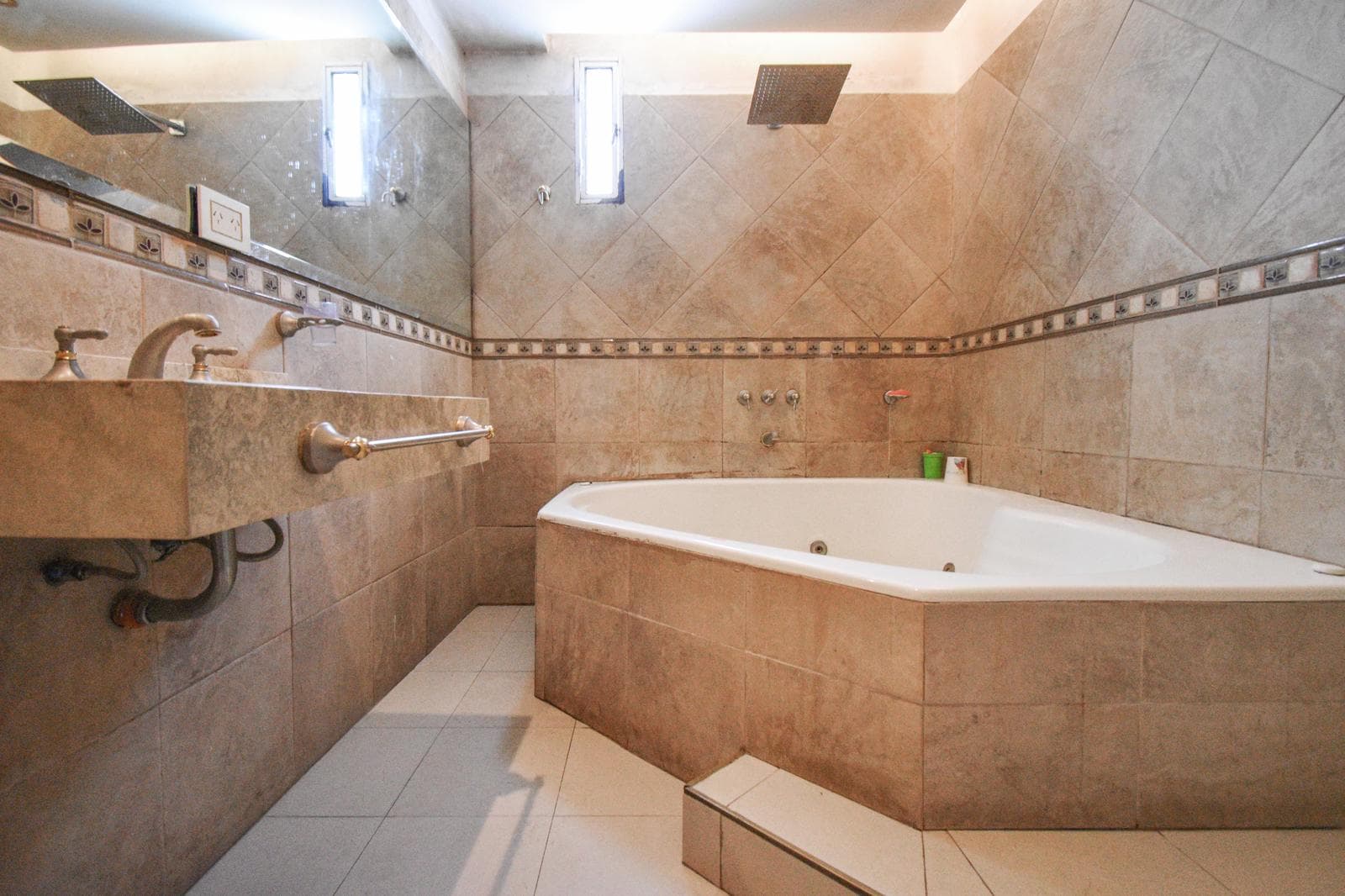 5-Room Townhouse for Sale with Garage and Play Area in Devoto