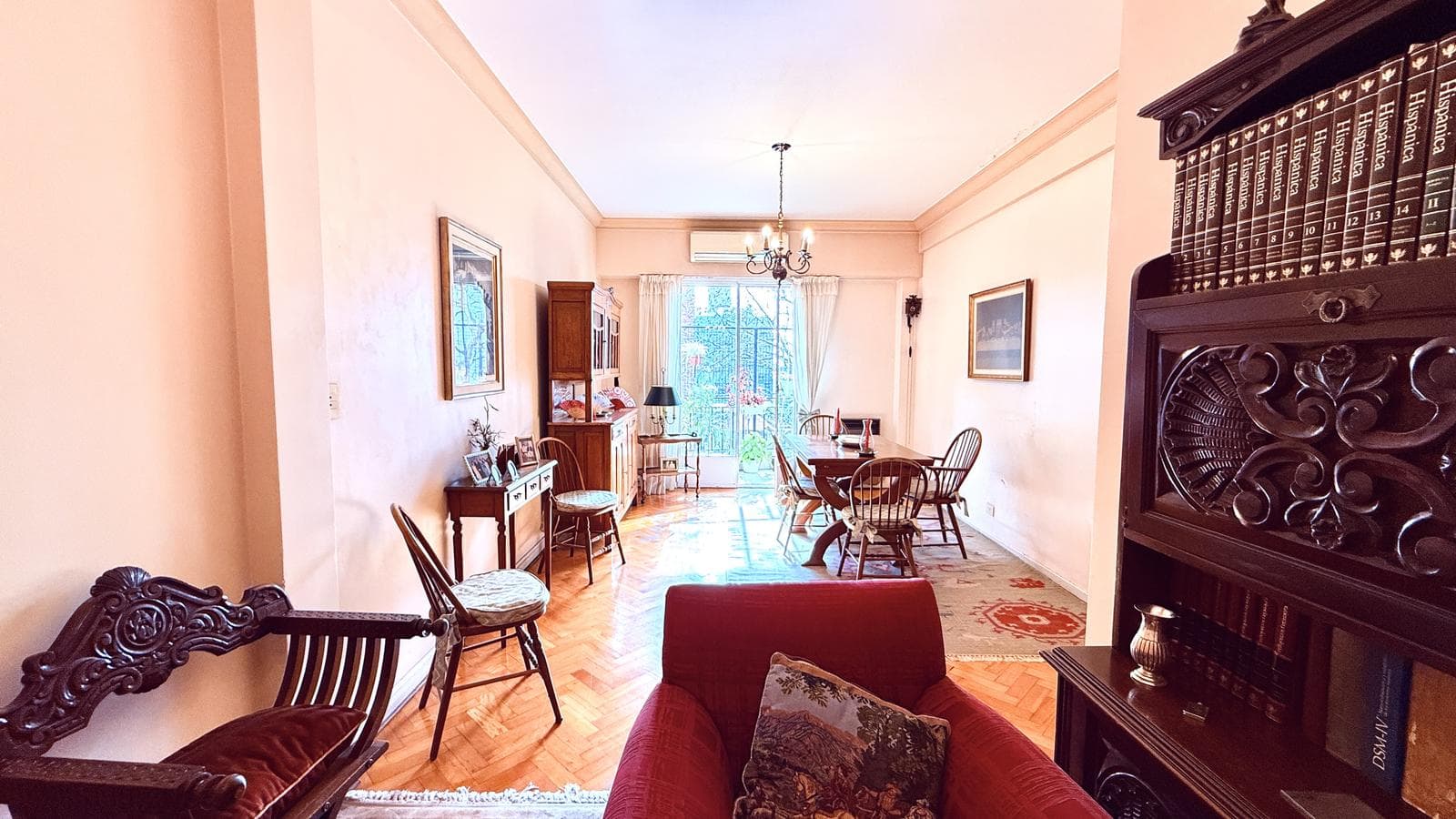 For Sale: 4-room apartment with separate maid's quarters and a front balcony in Palermo