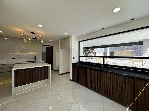 HOUSE FOR SALE IN THE LISBOA LOMAS DE ANGELOPOLIS GOLF COURSE WITH A GARDEN