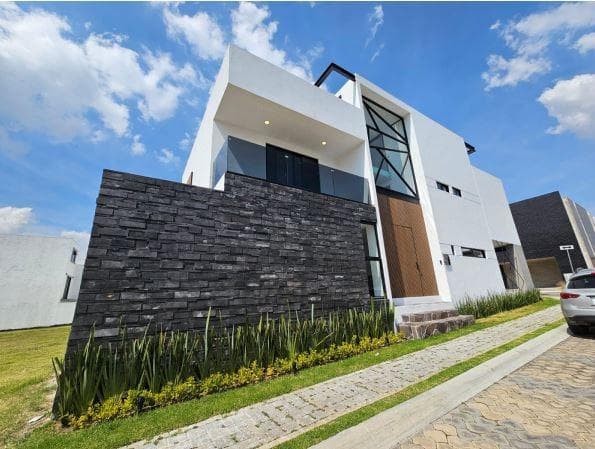 HOUSE FOR SALE IN THE LISBOA LOMAS DE ANGELOPOLIS GOLF COURSE WITH A GARDEN