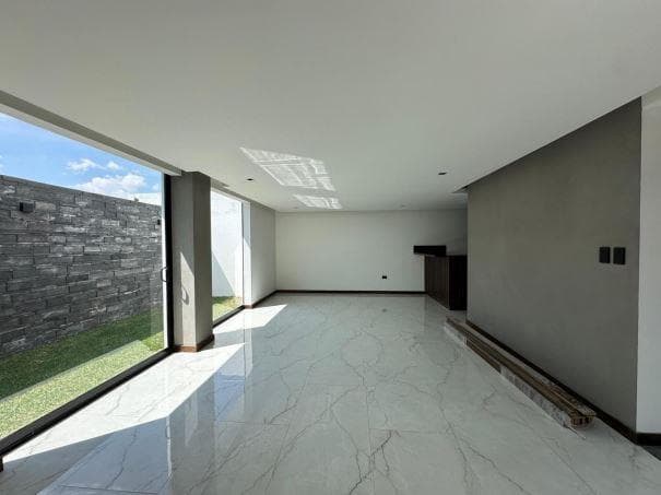 HOUSE FOR SALE IN THE LISBOA LOMAS DE ANGELOPOLIS GOLF COURSE WITH A GARDEN