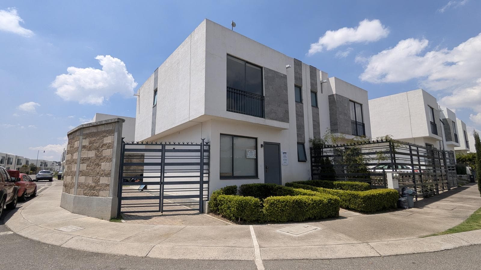 HOUSE FOR SALE IN VILLAS DEL CAMPO, CALIMAYA