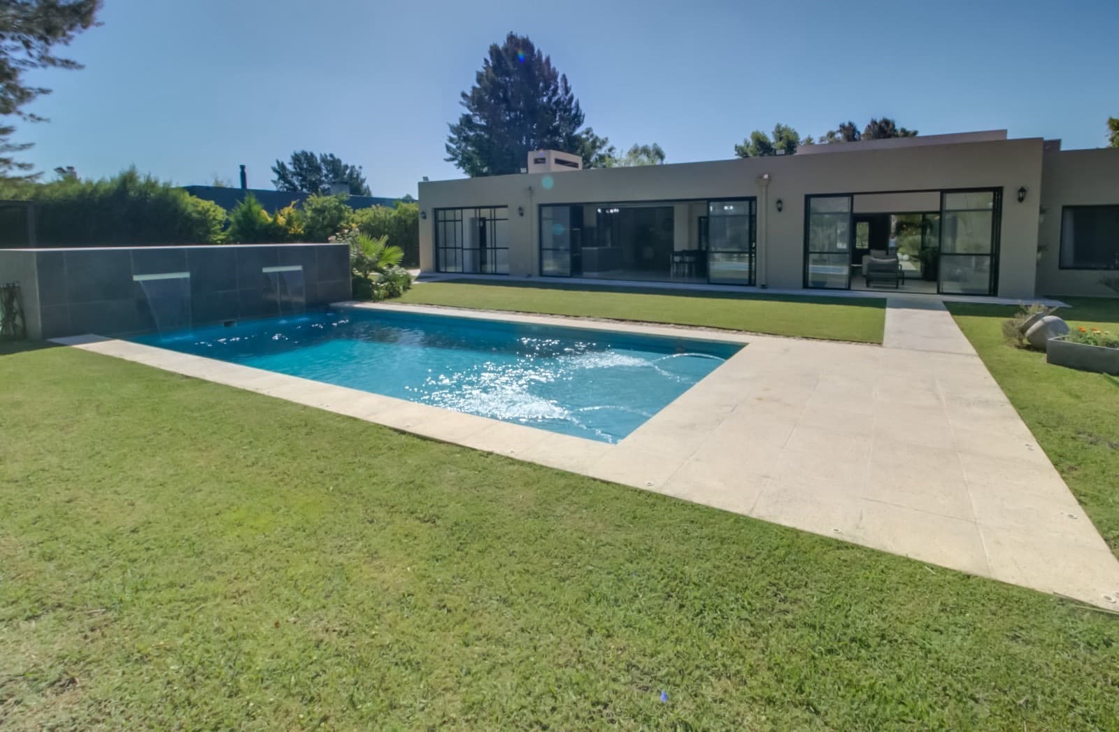 HOUSE FOR SALE IN AREA 60. Single-story. 293 m² of floor space on a 1,620 m² lot.