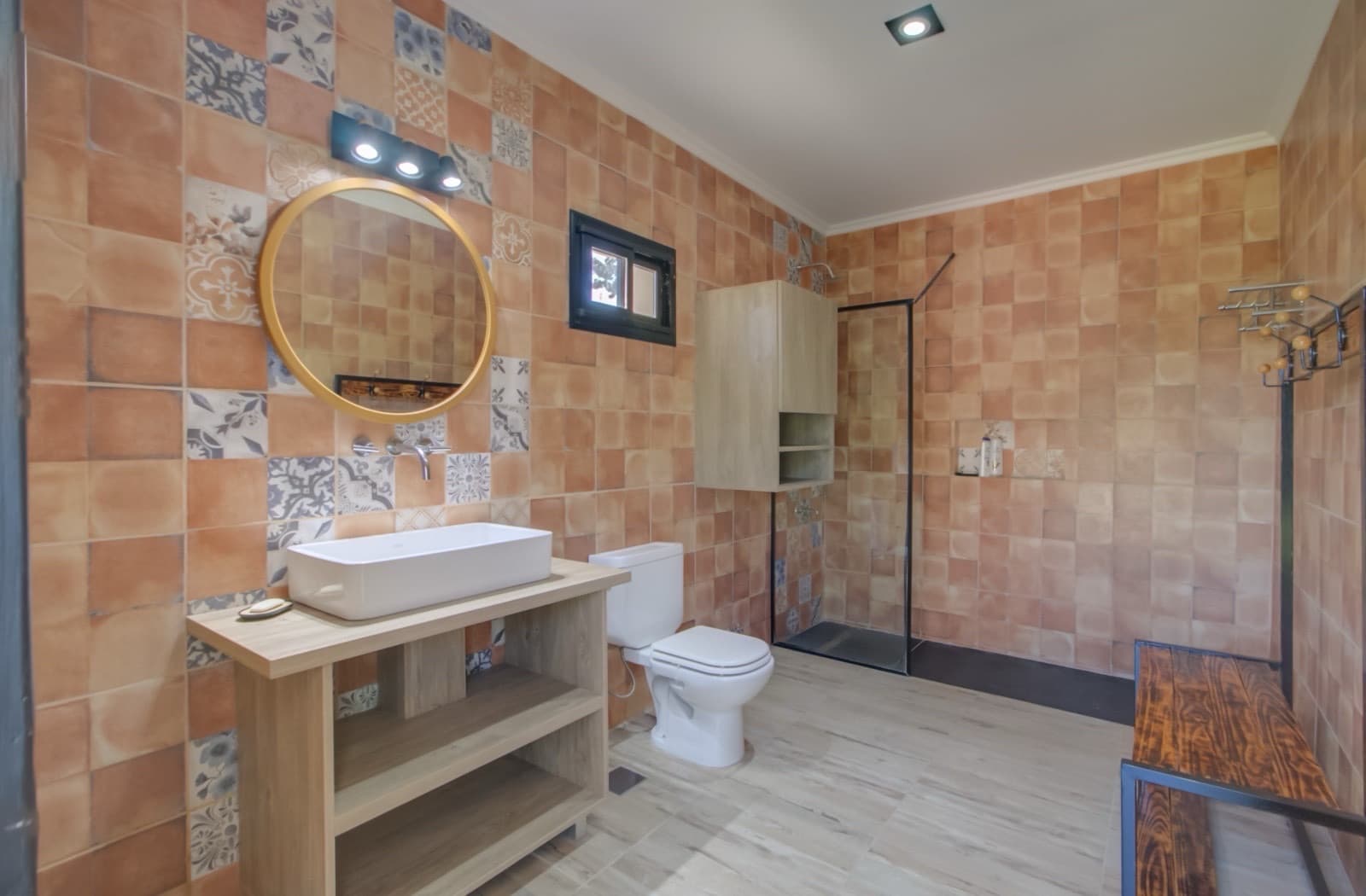 HOUSE FOR SALE IN AREA 60. Single-story. 293 m² of floor space on a 1,620 m² lot.