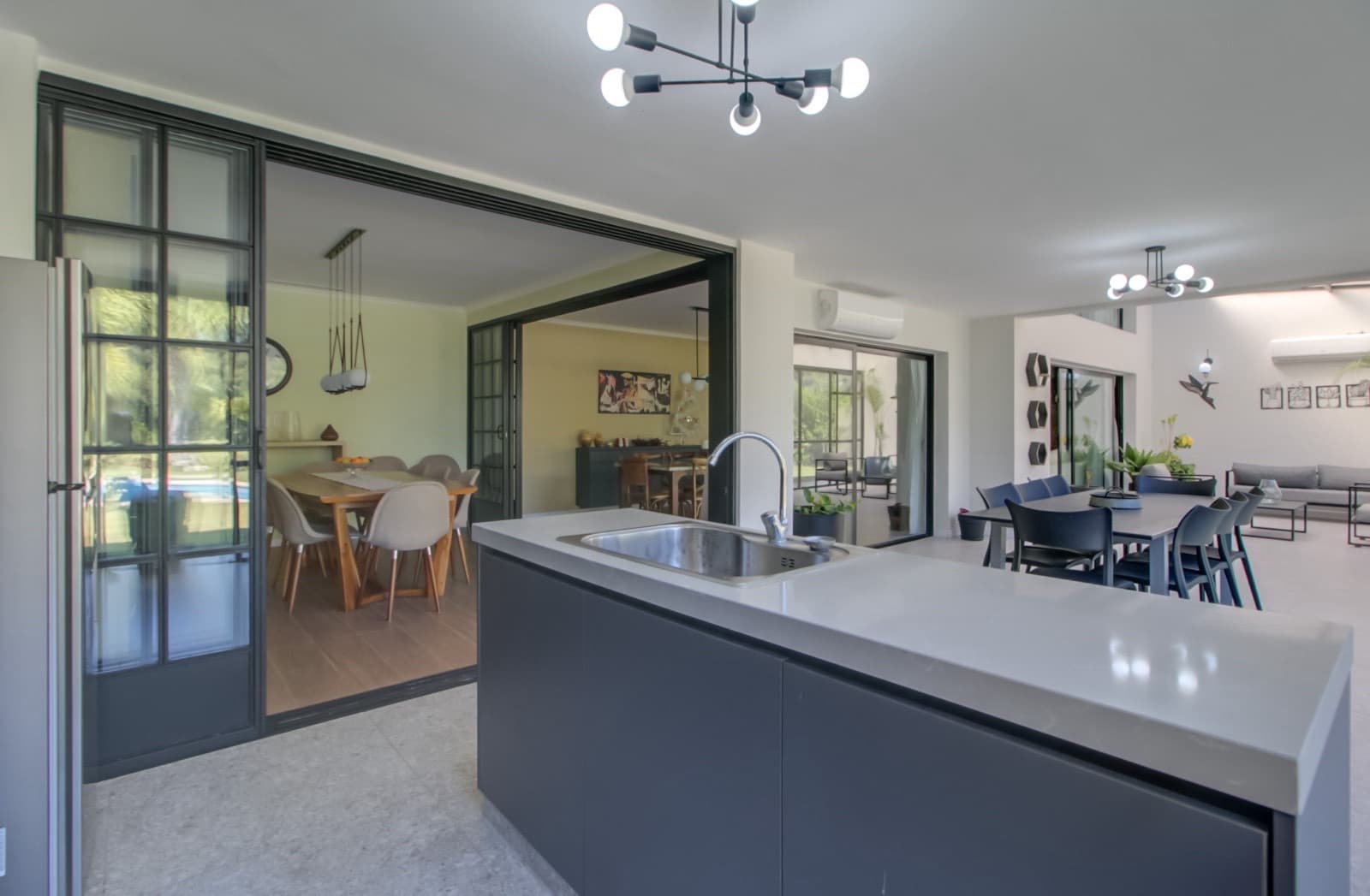 HOUSE FOR SALE IN AREA 60. Single-story. 293 m² of floor space on a 1,620 m² lot.