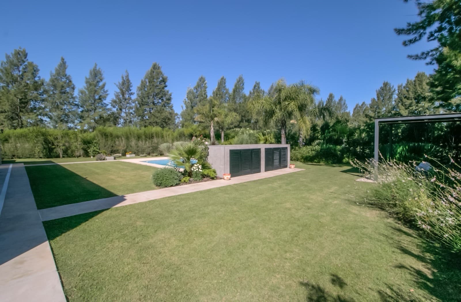 HOUSE FOR SALE IN AREA 60. Single-story. 293 m² of floor space on a 1,620 m² lot.