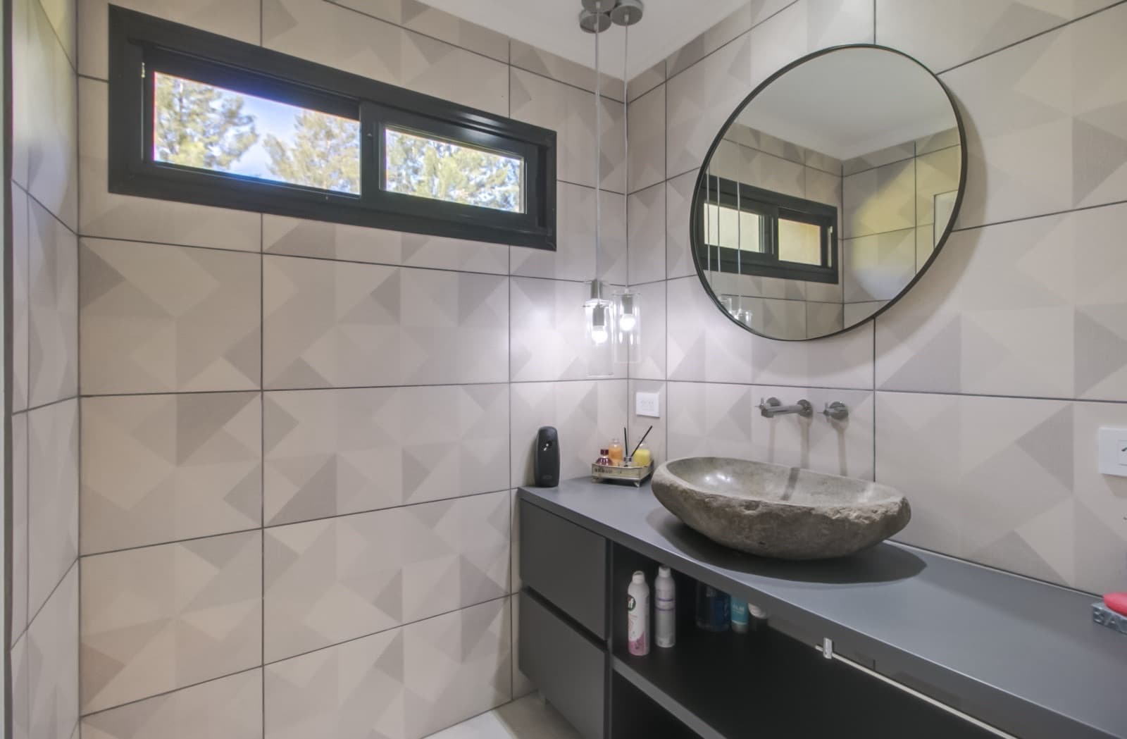 HOUSE FOR SALE IN AREA 60. Single-story. 293 m² of floor space on a 1,620 m² lot.