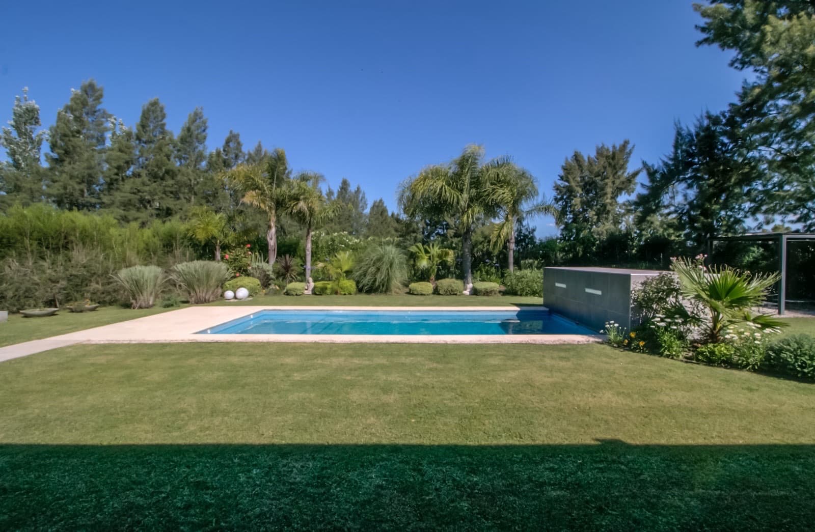 HOUSE FOR SALE IN AREA 60. Single-story. 293 m² of floor space on a 1,620 m² lot.